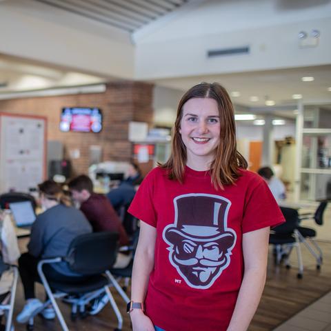 Student in Govs Head t shirt in the Honors Commons